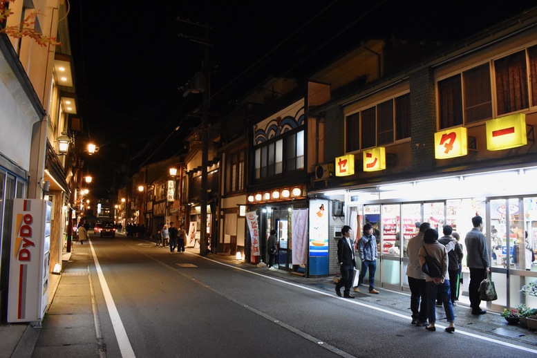 城崎温泉ぶらり旅_夜のライトアップ温泉街_遊技場