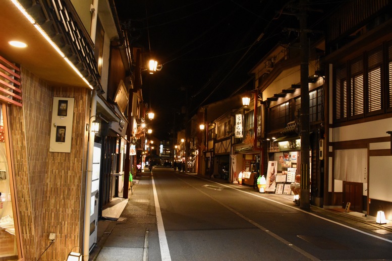 城崎温泉ぶらり旅_夜のライトアップ温泉街