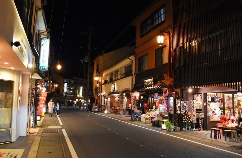 城崎温泉ぶらり旅_夜のライトアップ温泉街