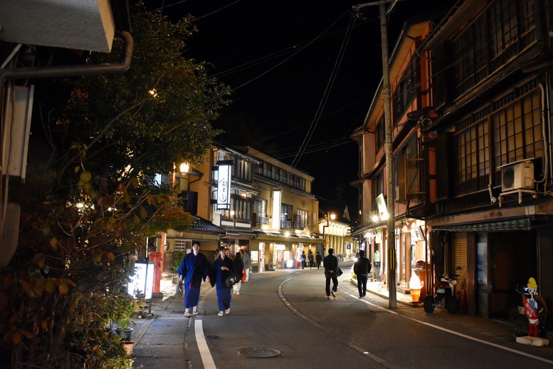 城崎温泉ぶらり旅_夜のライトアップ温泉街