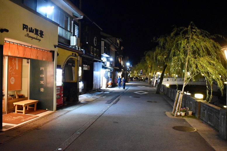 城崎温泉ぶらり旅_夜のライトアップ温泉街