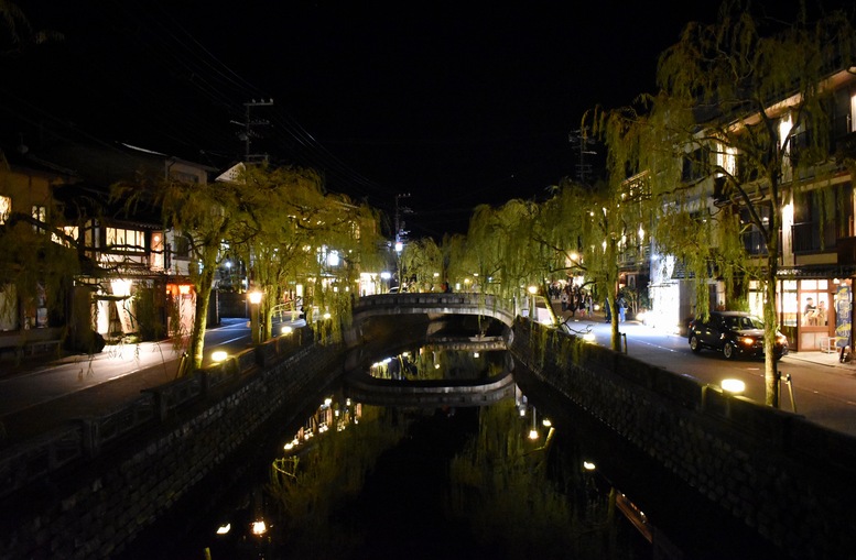 城崎温泉ぶらり旅_夜のライトアップ温泉街