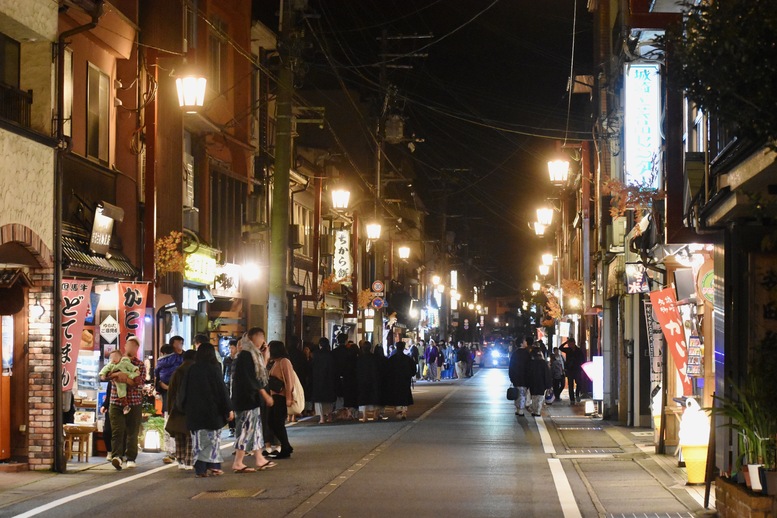 城崎温泉ぶらり旅_夜のライトアップ温泉街