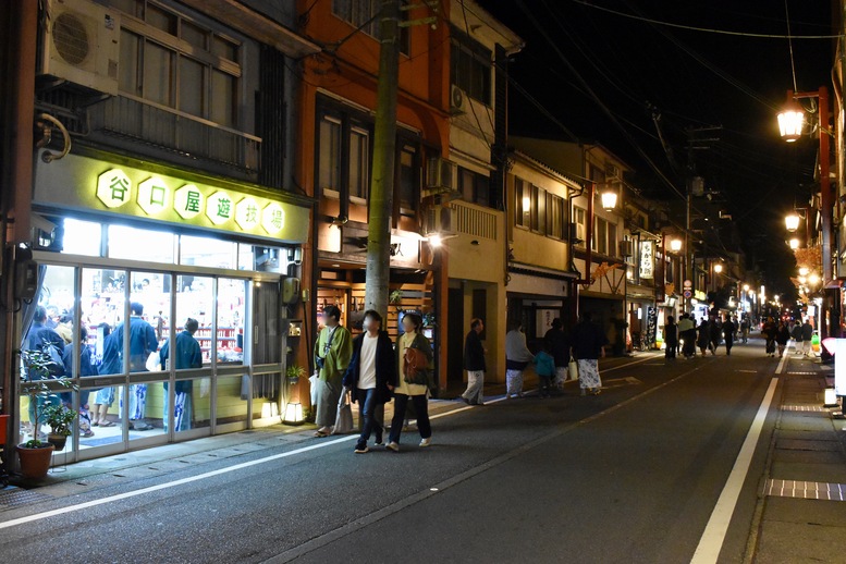 城崎温泉ぶらり旅_夜のライトアップ温泉街_遊技場