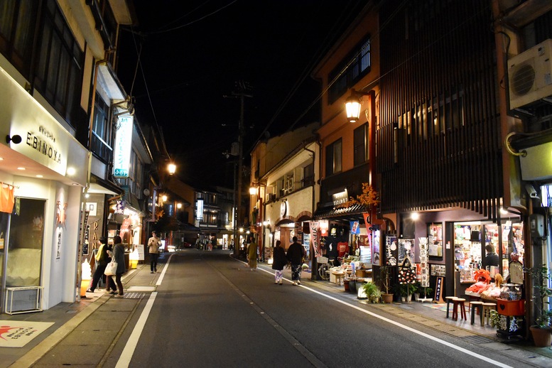 城崎温泉ぶらり旅_夜のライトアップ温泉街_お土産屋