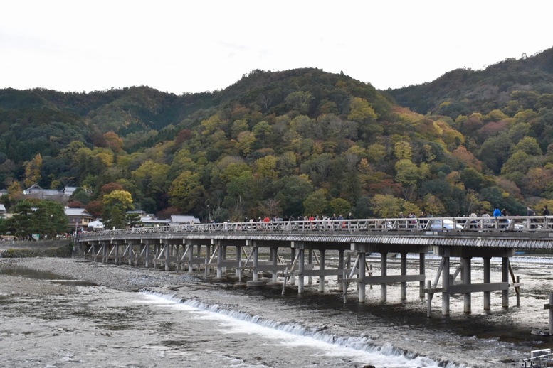 秋の渡月橋_紅葉に染まる嵐山