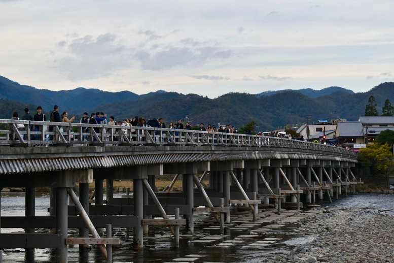 秋の渡月橋_紅葉に染まる嵐山