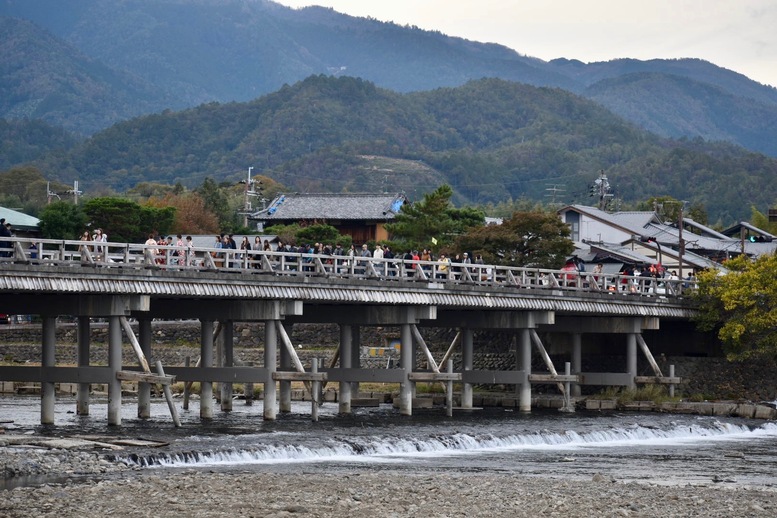 秋の渡月橋_紅葉に染まる嵐山