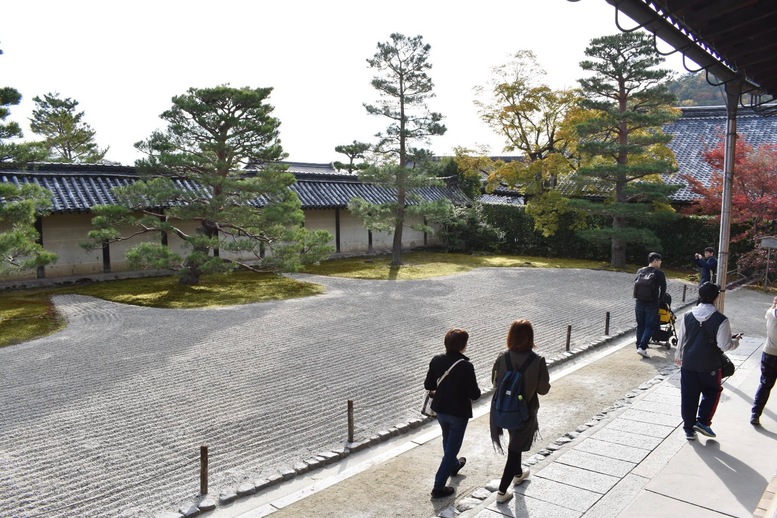 秋の京都・嵐山の天龍寺_枯山水