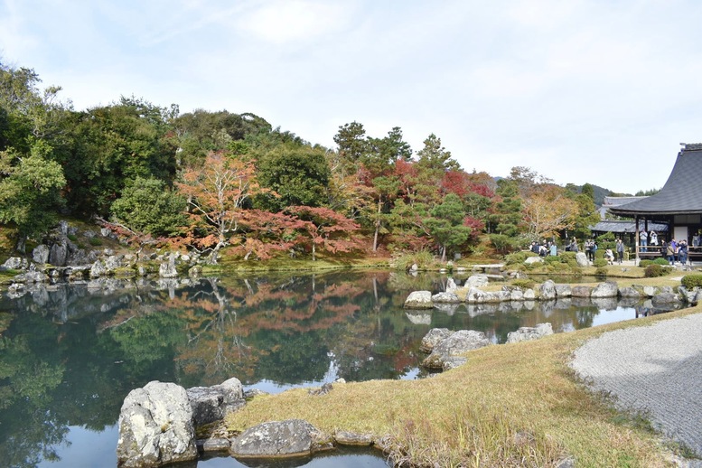 秋の京都・嵐山の天龍寺_曹源池庭園の紅葉