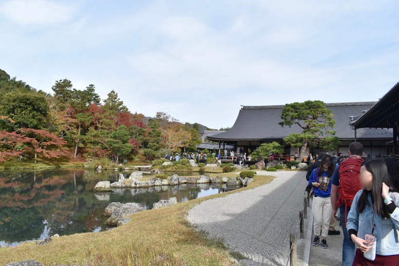 秋の京都・嵐山の天龍寺_曹源池庭園の紅葉