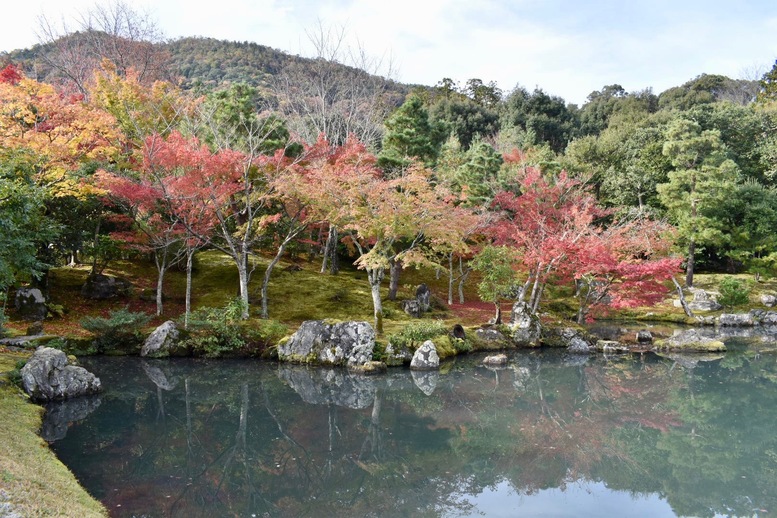 秋の京都・嵐山の天龍寺_曹源池庭園の紅葉