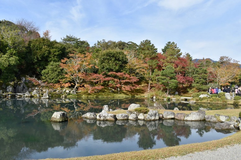 秋の京都・嵐山の天龍寺_曹源池庭園の紅葉