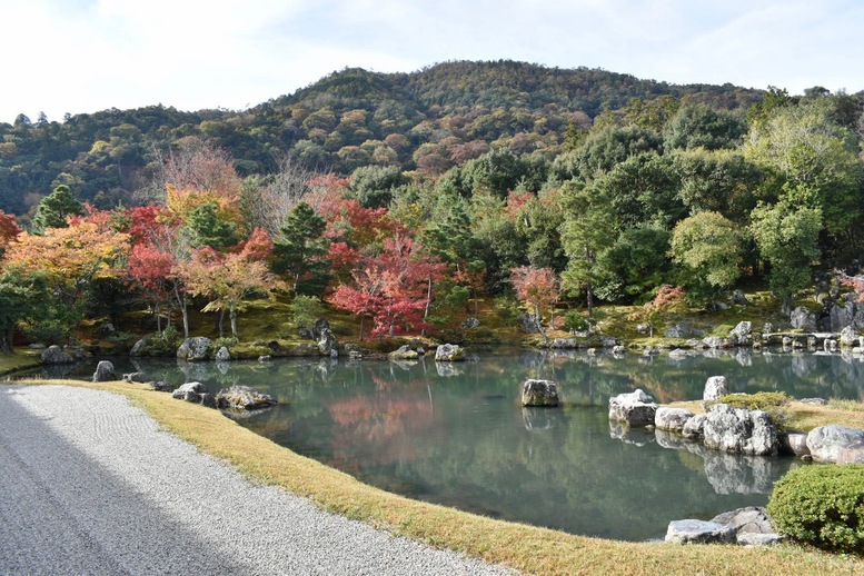 秋の京都・嵐山の天龍寺_曹源池庭園の紅葉