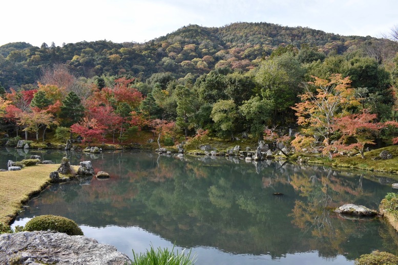 秋の京都・嵐山の天龍寺_曹源池庭園の紅葉