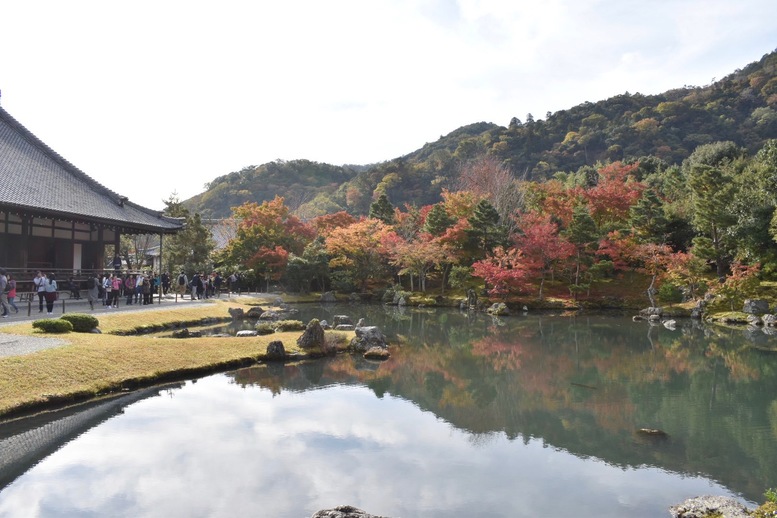 秋の京都・嵐山の天龍寺_曹源池庭園の紅葉