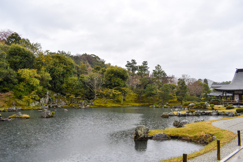 春の京都・嵐山の天龍寺_曹源池庭園