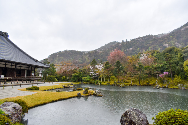 春の京都・嵐山の天龍寺_曹源池庭園