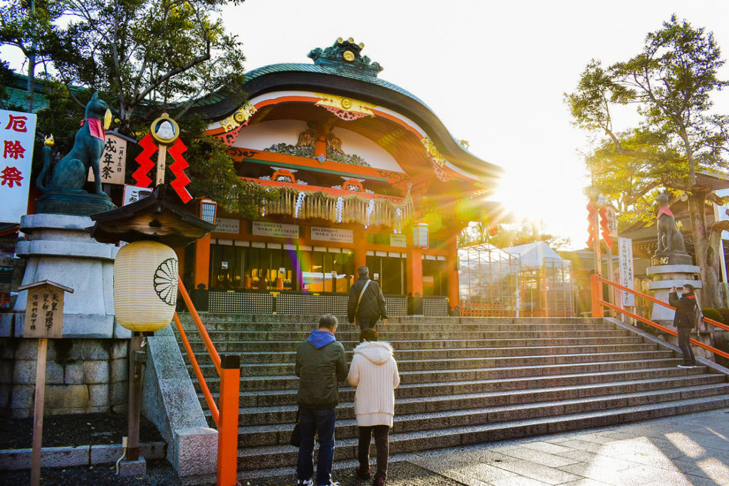 京都初詣_オススメの見どころ_朝日と伏見稲荷大社