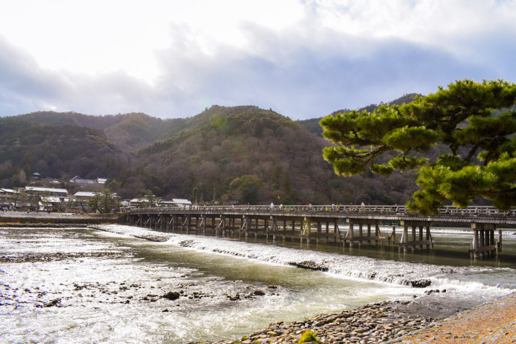 京都初詣_オススメの見どころ_嵐山と渡月橋