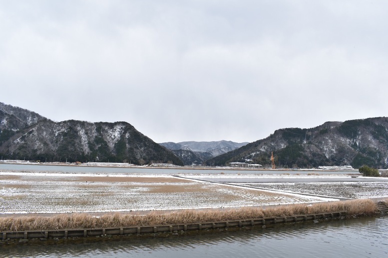 城崎温泉の雪景色_円山川と山々の自然