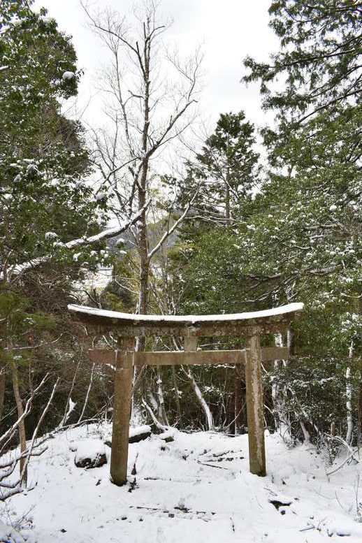 城崎温泉の雪景色_トレッキングコースの雪_鳥居