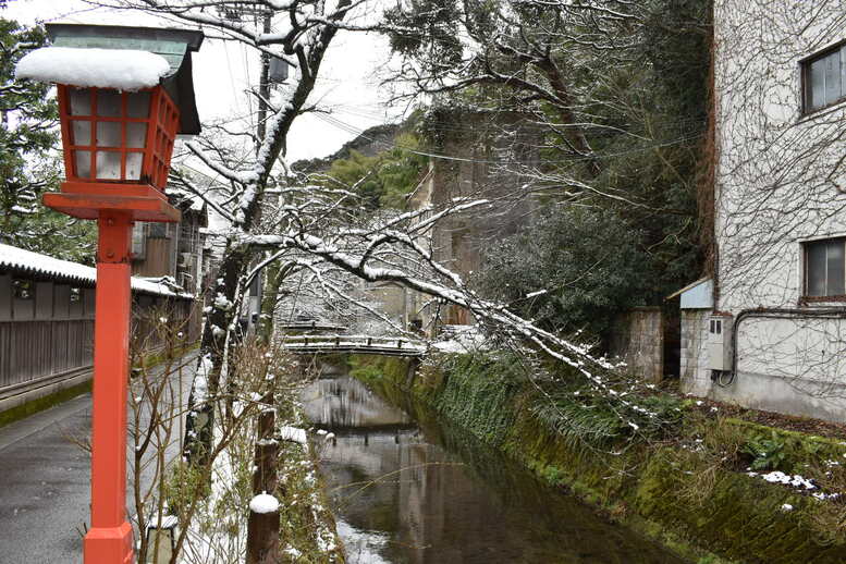 城崎温泉の雪景色_木屋町通りと灯籠