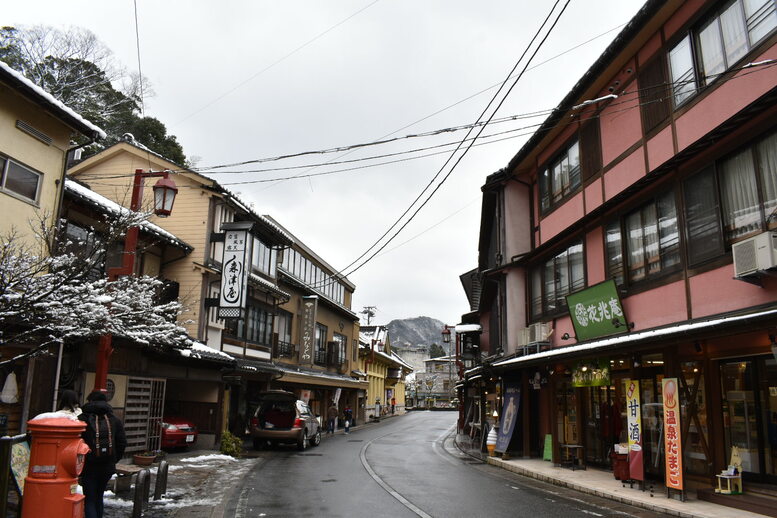 雪に染まる城崎温泉_湯の里通り_御所の湯