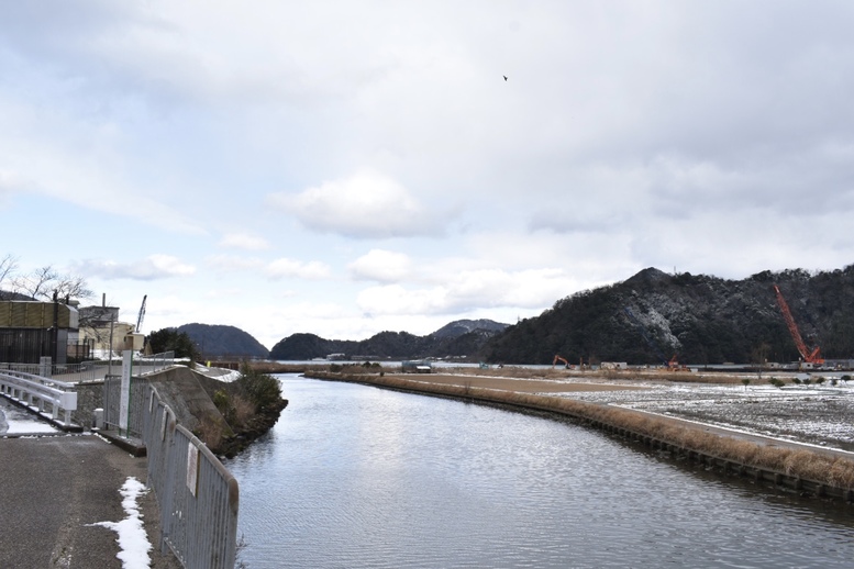 城崎温泉の雪景色_円山川と山々の自然