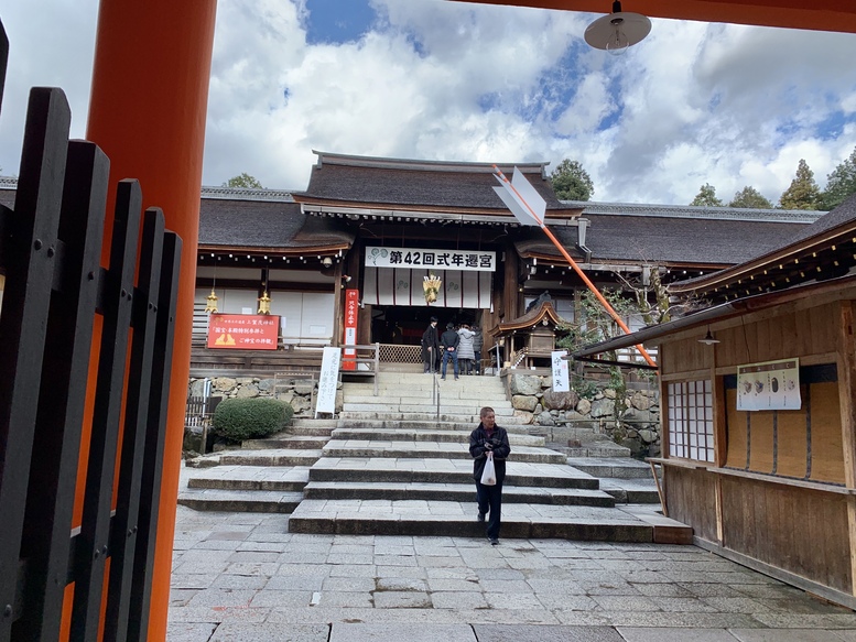 年始の上賀茂神社ひとり旅-中門と丹塗りの矢