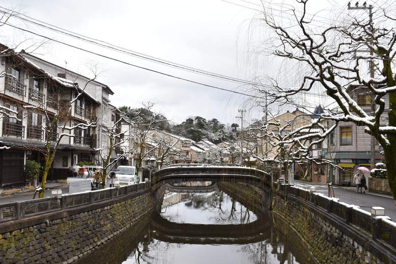 雪に染まる城崎温泉_柳通り_雪だるま