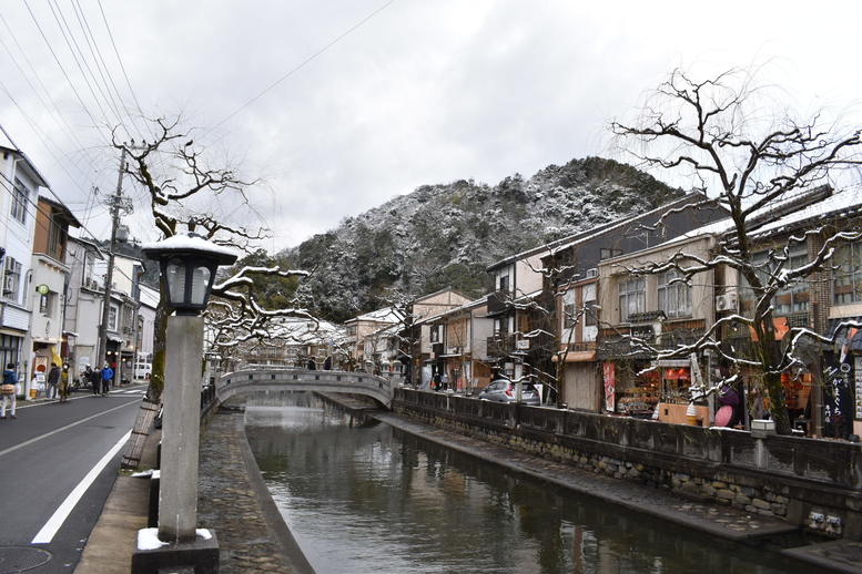 城崎温泉の雪景色_柳通り