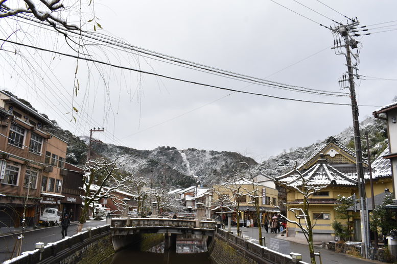 雪に染まる城崎温泉_柳通り_一の湯