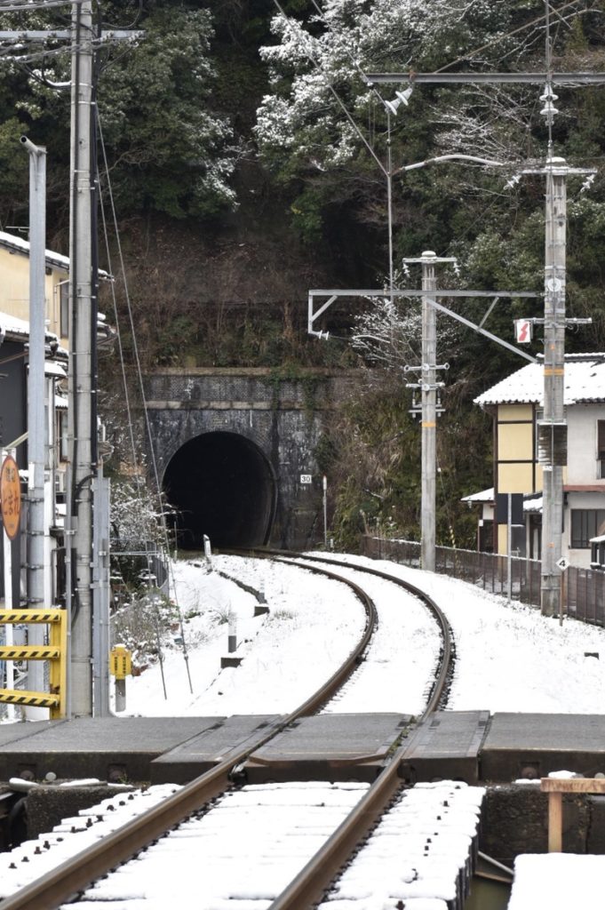 城崎温泉の雪景色_円山川の自然_線路とトンネル