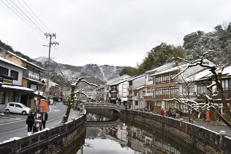 雪に染まる城崎温泉_柳通りの雪景色