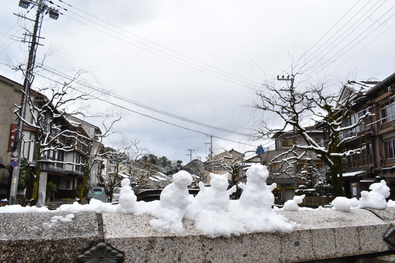 雪に染まる城崎温泉_柳通り_雪だるま