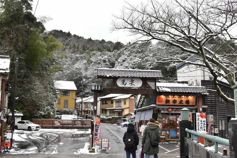 雪に染まる城崎温泉_湯楽