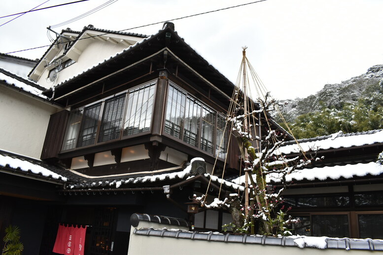 城崎温泉の雪景色_木屋町通りの古民家