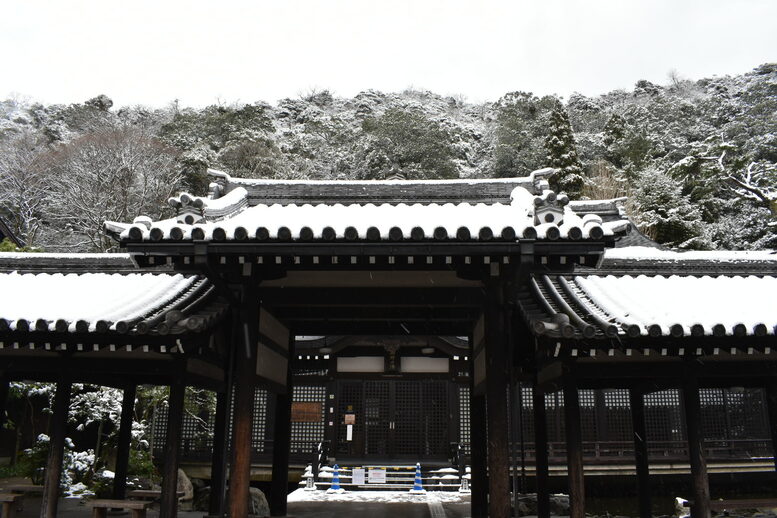 雪に染まる城崎温泉_湯の里通り_御所の湯