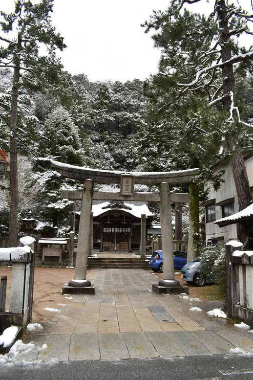 雪に染まる城崎温泉_湯の里通り_四所神社