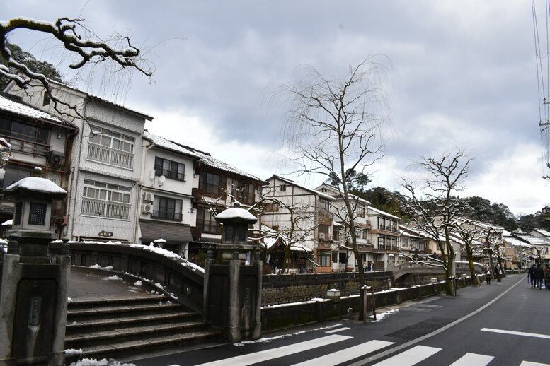 城崎温泉の雪景色_柳通り