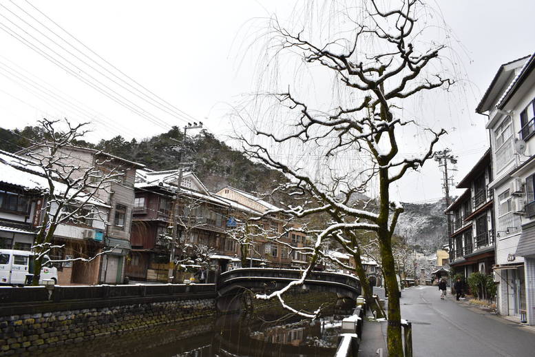 雪に染まる城崎温泉_柳通りの雪景色