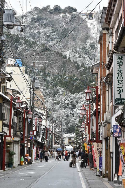 雪に染まる城崎温泉_湯の里通り