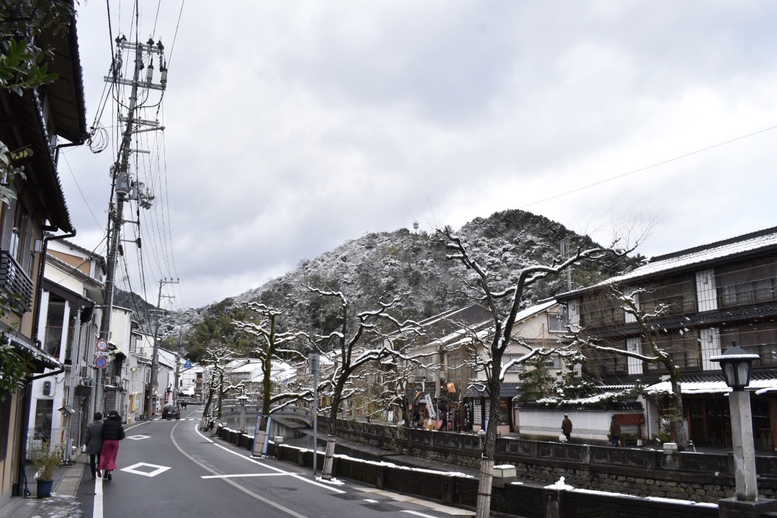 城崎温泉の雪景色_柳通り