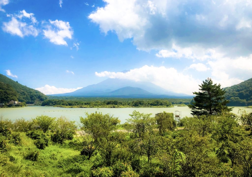 富士五湖・精進湖と富士山の絶景