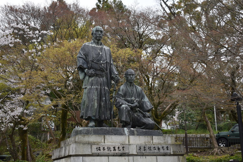 春の京都の名所観光_円山公園の桜_坂本龍馬と中岡慎太郎