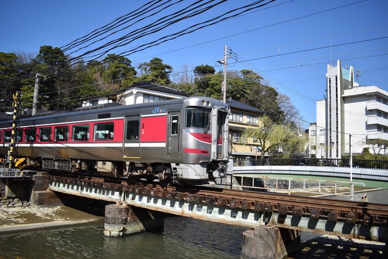 城崎温泉の風景_温泉街の電車