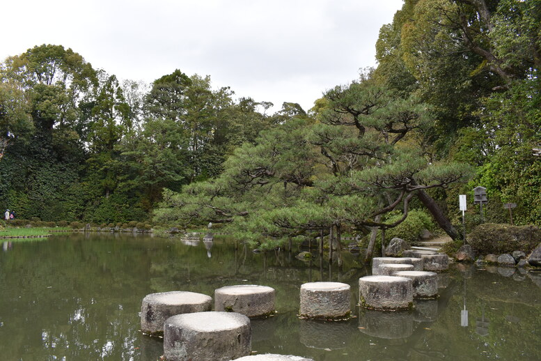 春の京都の名所観光_平安神宮神苑_中神苑の蒼龍池と臥龍橋