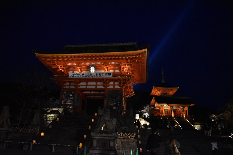 春の京都の名所観光_清水寺の仁王門と三重塔