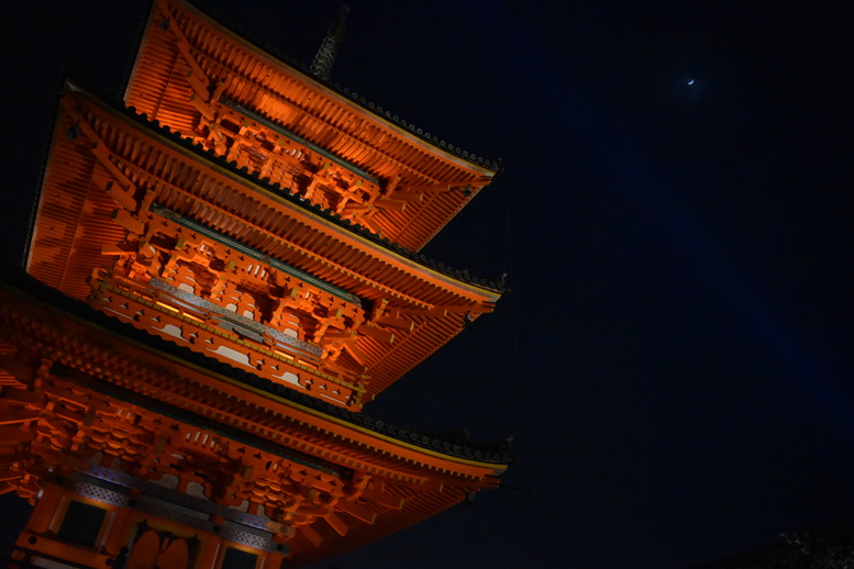春の京都の名所観光_清水寺とライトアップ三重塔